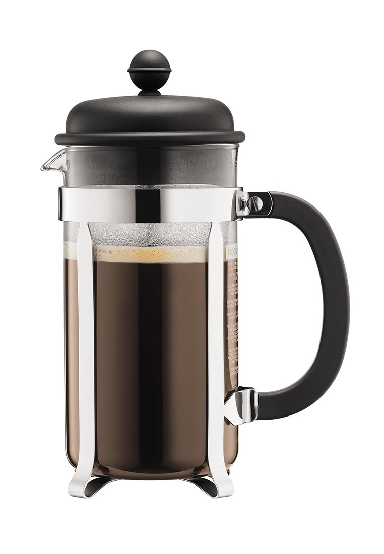 Une cafetière à piston en verre avec un cadre en acier inoxydable, un couvercle et une poignée en plastique noir, remplie de café sombre, dotée d'une base stable et d'un bec verseur.