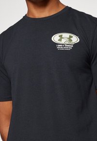 Under Armour Camiseta estampada - black