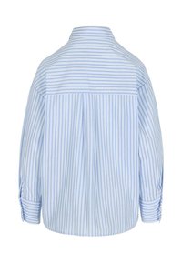 Jasnoniebiesko-biała koszula na długi rękaw w paski, z pionowymi paskami na tułowie oraz poziomymi paskami na górnej części pleców i rękawach.
