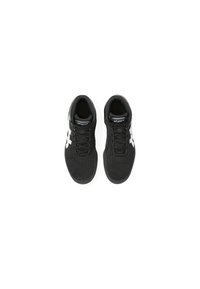 Zwarte sportschoenen van mesh stof, met een ronde neus, vetersluiting en contrasterende witte logo-accenten aan de zijkanten.