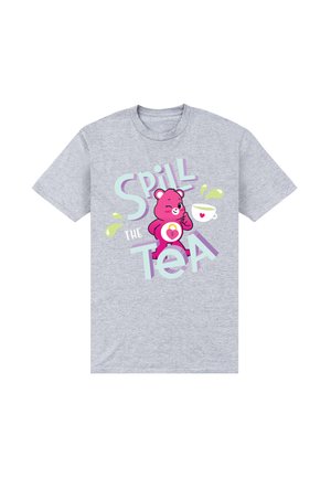 Szara bawełniana koszulka z różowym nadrukiem niedźwiedzia oraz napisem "Spill the Tea" w zabawnych czcionkach, z zielonymi plamami herbaty obok białej filiżanki.