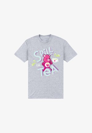 Grå bomulds T-shirt med et pink bjørn grafik og teksten "Spil teen" i legende skrifttyper samt grøn te sprøjt omkring en hvid tekop.