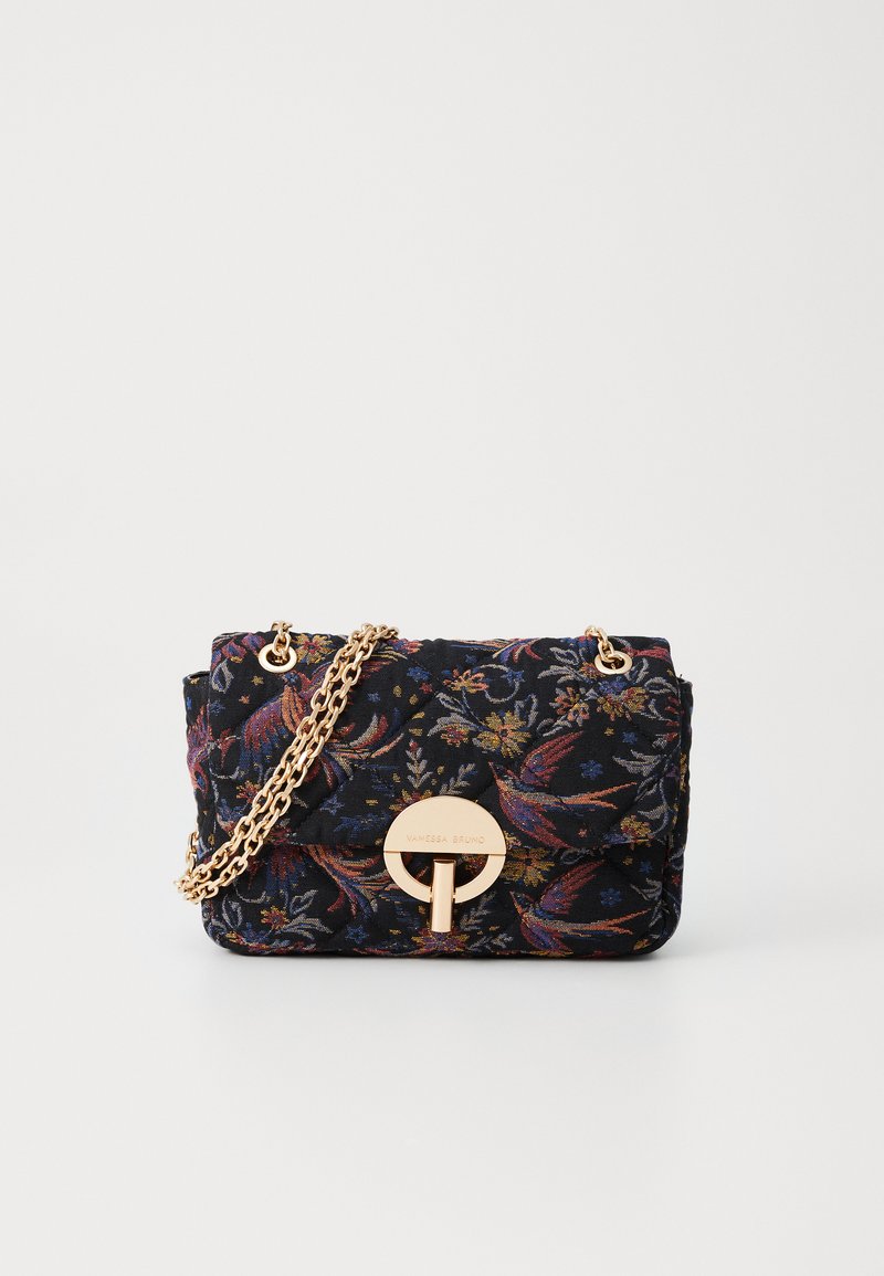 Piccola borsa nera in tessuto con ricami colorati di fiori e uccelli, chiusura circolare dorata e tracolla in catena dorata.