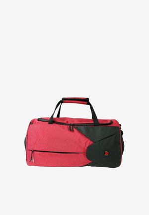 Sac de sport rouge et noir avec plusieurs compartiments zippés et poignées noires, présenté sur un fond blanc.