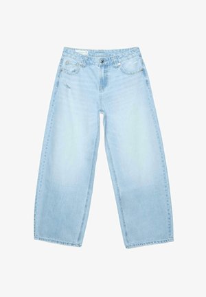 Vaaleansiniset leveälahkeiset farkut, joissa on etutaskut, vyölenkit ja hienovaraiset kulutukset vasemman taskun lähellä.