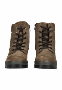 Stivaletti in suede marrone con lacci neri e cerniere laterali. Presentano una superficie testurizzata e suole in gomma con una leggera scolpitura.