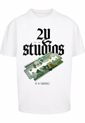 Tricou alb din bumbac, cu text negru îndrăzneț "2Y studios" și un bancnotă de 20 de dolari imprimată, cu o decupare în formă de lamă de ras în centru.
