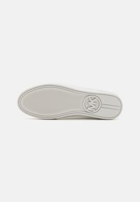 Witte sneaker met een gestructureerde rubbere zool. Beschikt over een cirkelvormig logo op de hiel en een glad bovenmateriaal, ontworpen voor casual gebruik.