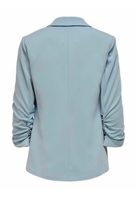 Lyseblå blazer med rynkede lange ærmer, figursyet pasform og klassisk krave, vist bagfra.