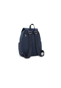 Mörkblå ryggsäck med justerbara remmar, ett handtag upptill, sidofickor och en bakficka med dragkedja på en vit bakgrund.