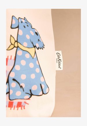 Sinine täpikotsiga koera illustratsioon kollase salliga kreemja tausta peal. Valge silt, millel on nähtav "Cath Kidston London".