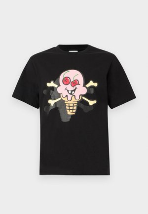 T-shirt en coton noir avec un motif graphique représentant un cornet de glace souriant orné de crânes, de cerises rouges et d'une tête de couleur rose clair à l'avant.