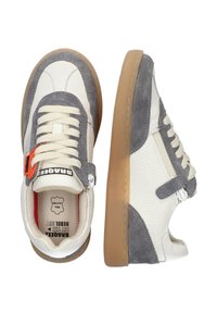 Veterschoenen van leer en grijs suède met een perforated textuur, een gumrubberen zool en een oranje accent aan de zijkant.