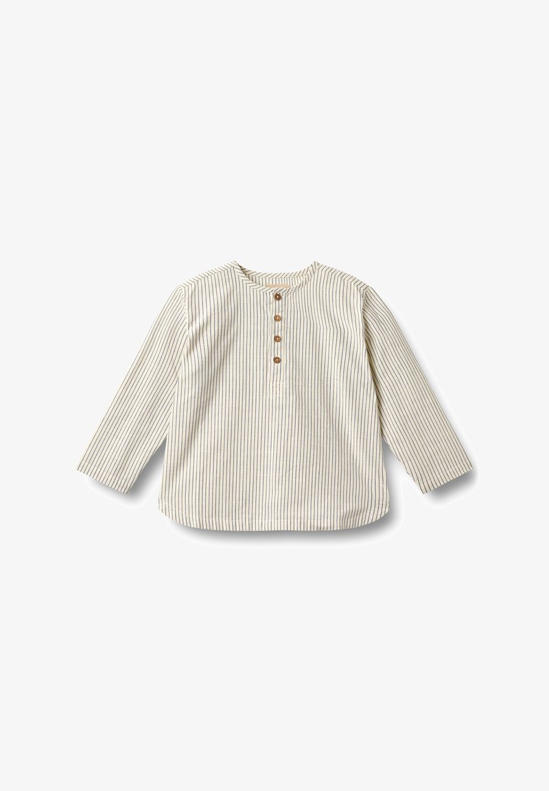 Chemise crème à manches longues avec fines rayures verticales noires et quatre boutons marron sur la patte de boutonnage poitrine, étalée à plat sur un fond blanc.
