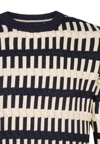 Pull en tricot rayé bleu marine et crème, présentant un motif texturé avec des sections solides et ouvertes alternées, un col arrondi et des poignets côtelés.