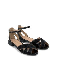 Zwarte sandalen met open teenontwerp, voorzien van decoratieve banden, gespsluiting bij de enkel en textuurelementen voor extra detail.