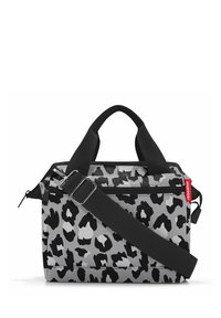 Bolso de estampado de leopardo en negro y gris con asas dobles, correa ajustable, cierre con cremallera y una etiqueta de marca sutil. Diseño compacto y rectangular.