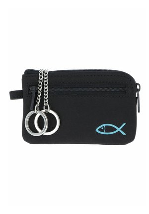Pochette noire zippée avec deux porte-clés argentés sur chaînes et un petit symbole de poisson bleu dans le coin inférieur droit.