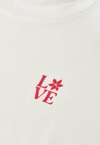 Tissu blanc avec le texte rouge « LOVE », le « O » remplacé par une fleur rouge à six pétales.