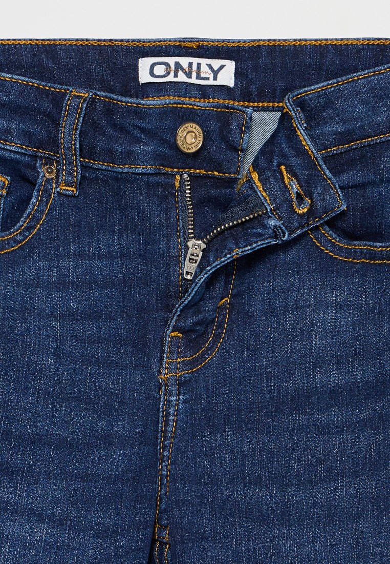 Dunkelblaue Denim-Jeans mit Reißverschluss und Knopfschluss, gelben Nähten und einem Etikett mit der Aufschrift "ONLY" am Bund.