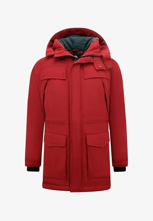 Rode winterjas met capuchon, voorzien van een grijze fleece voering, twee borstzakken aan de voorkant en geribbelde manchetten voor warmte en comfort.