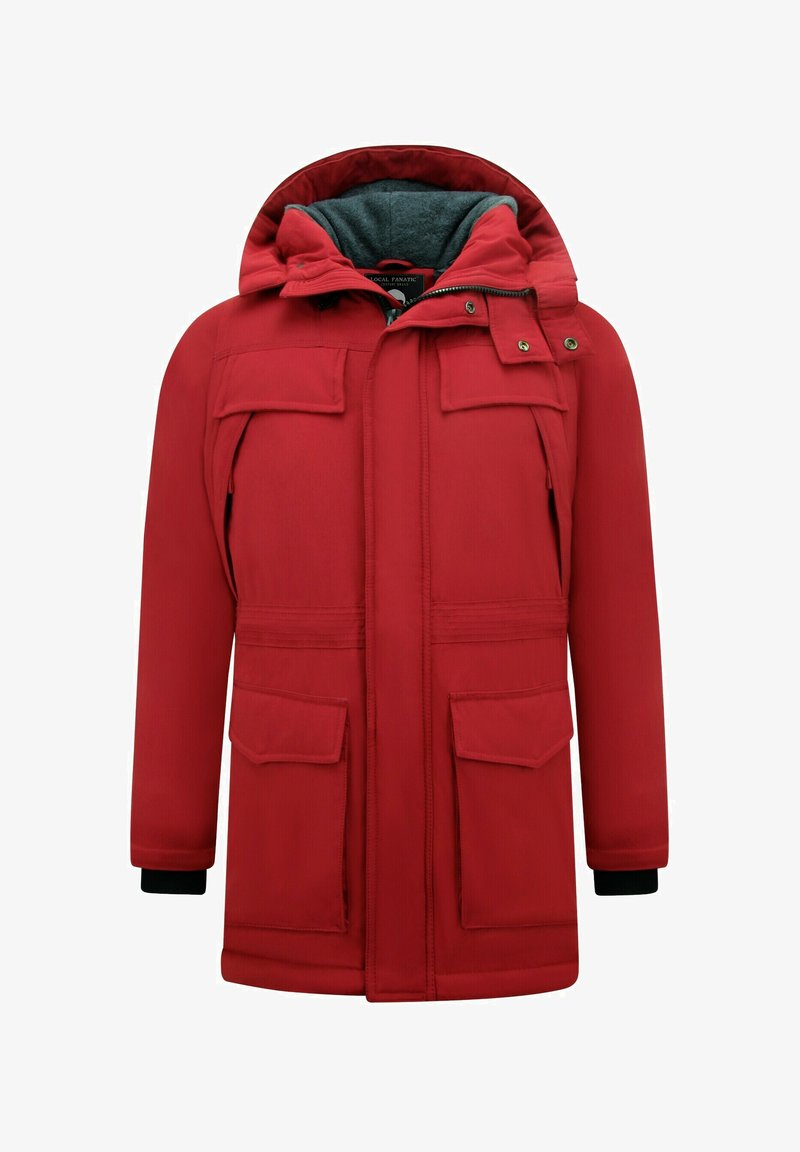 Rode winterjas met capuchon, voorzien van een grijze fleece voering, twee borstzakken aan de voorkant en geribbelde manchetten voor warmte en comfort.