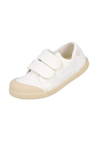 Zapatillas de lona blancas con suela de goma beige, que cuentan con dos correas de Velcro y una puntera redondeada. La parte superior tiene detalles de costura y textura.