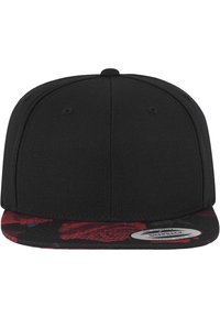 Schwarze Snapback-Mütze mit flacher Krempe. Besitzt einen strukturierten Stoff und eine gemusterte rot-schwarze Unterseite der Krempe. Runder Logo-Patch an der Seite.