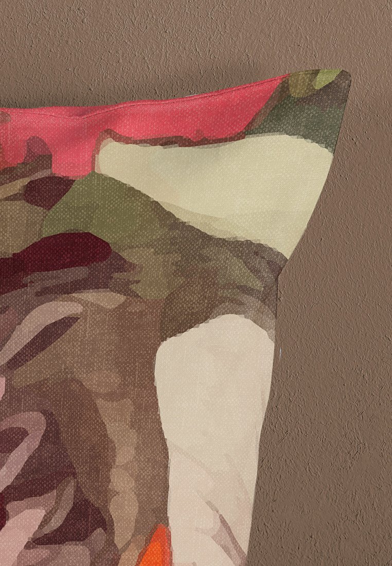 Dekoratives Kissen aus strukturiertem Stoff in erdigen Tönen, mit floralen Mustern in Rot, Grün und Creme auf einem beigen Hintergrund.