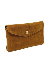 Pochette en daim marron avec un rabat et un bouton-pression doré. Texture douce avec une finition lisse, présentant des coins arrondis et un design minimaliste.