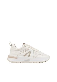 Witte sportieve sneakers van glad leer, met een iets verhoogde zool, metallic accenten en subtiele branding aan de zijkant.