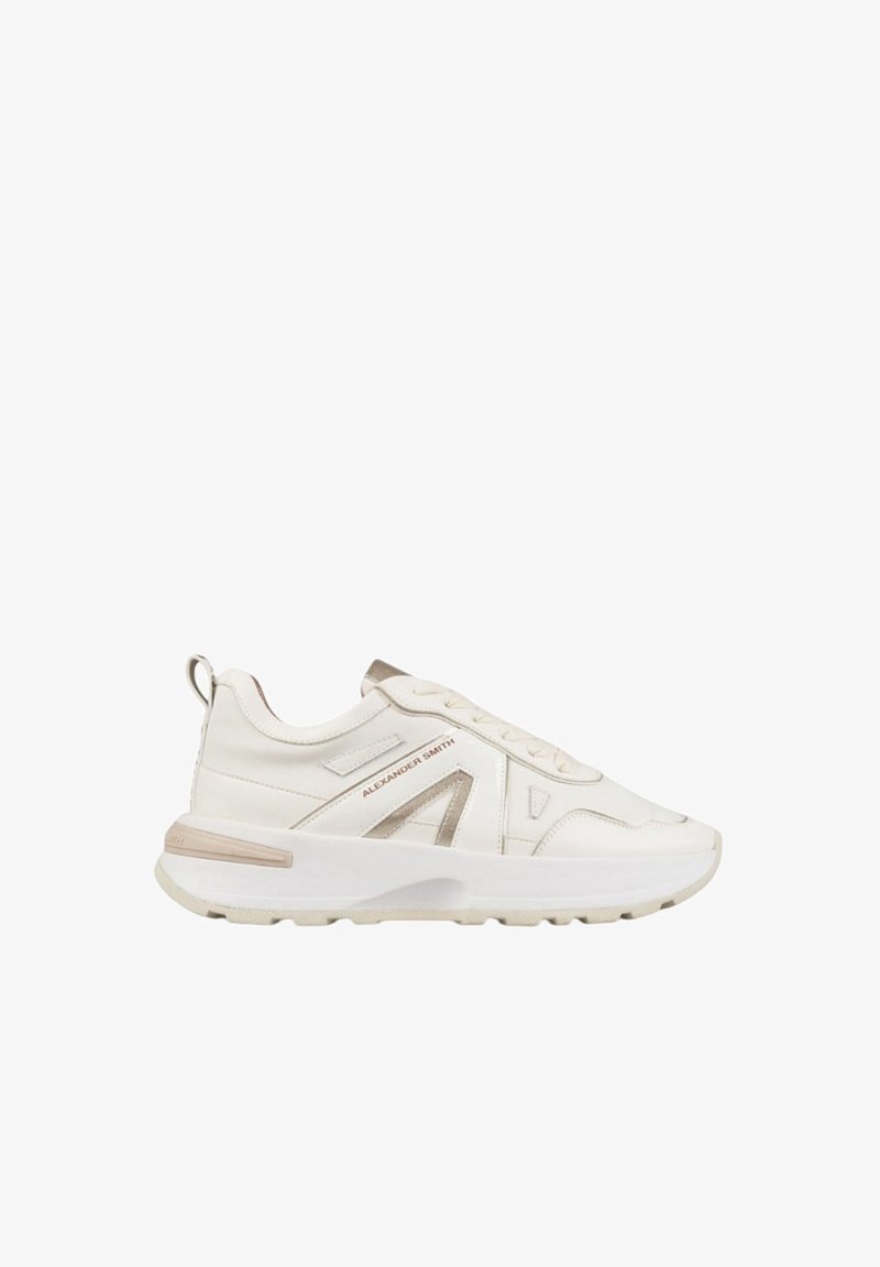 Sneaker athletic bianche in pelle liscia, con suola leggermente rialzata, dettagli metallici e un branding sottile sul lato.