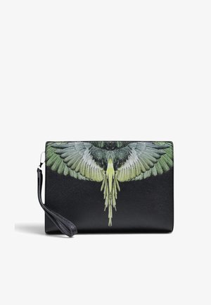 Bolso de mano de piel negra con diseño de ala de pájaro verde y gris extendido por el frente y una correa para la muñeca en el lado izquierdo.