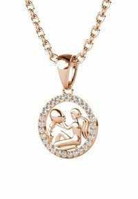 Pendente in oro rosa con un design circolare che presenta una figura intricata all'interno, decorata con rhinestones trasparenti lungo il bordo. Catena inclusa.