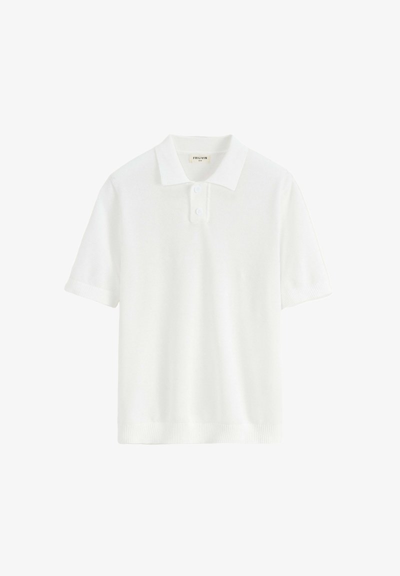 Polo shirt blanc à manches courtes en tissu texturé, avec un col classique, deux boutons, et des poignets et un ourlet côtelés.