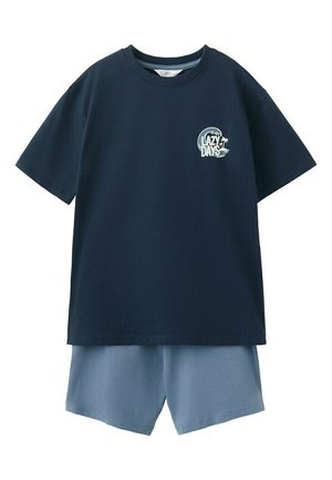 Marineblå T-shirt med korte ærmer med teksten "Lazy Days" og et motiv af en palme, kombineret med lyseblå afslappede shorts.