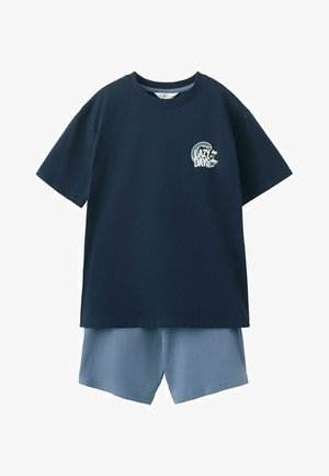 Temno modra majica s kratkimi rokavi z napisom "Lazy Days" in motivom palm ter svetlo modre priložnostne kratke hlače.