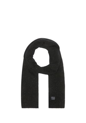 Schwarzer gestrickter Schal mit dezenten weißen Sprenkeln, zu einer Schlaufe gelegt, mit einem kleinen rechteckigen Logopatch an einem Ende.