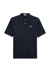 Marineblauw poloshirt van katoen, met een klassieke kraag, korte mouwen en een subtiele geborduurde design in het rood op de linkerkant van de borst.