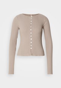 Top beige din tricot cu maneci lungi și decolteu rotund, având o așezare de șapte butoane albe pe față și o siluetă ajustată.