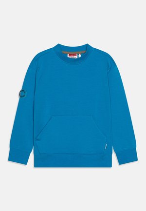 Sudadera azul hecha de una mezcla de algodón, con cuello redondo, mangas largas, bolsillo frontal y un detalle de logo redondo en la manga.