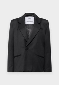 Czarna, dopasowana marynarka z klapą wciętą, zapięciem na jeden guzik oraz dwoma przednimi kieszeniami z detalami w postaci rozcięć. Wnętrze podszyte podszewką.