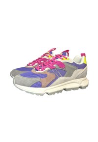 Sneaker multicolori con mesh viola, accenti in suede grigio, lacci rosa brillante e una suola bianca testurizzata con un motivo distintivo.