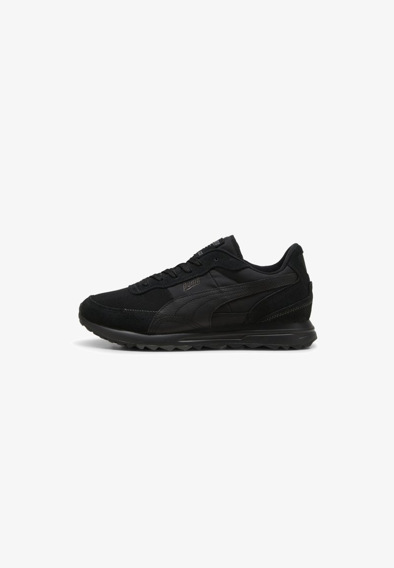 Baskets noires Puma avec semelle texturée, design à lacets et bande latérale signature, montrées de côté sur fond blanc.