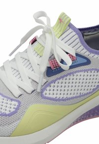 Scarpa atletica leggera in bianco, viola e verde pastello. Presenta una tomaia in mesh, dettagli testurizzati e lacci bianchi piatti. Dettaglio in TPU sul tallone.