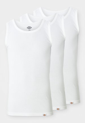 Trois débardeurs blancs en coton ribbé. Chacun a un col rond et une petite étiquette logo en bas. Design classique et simple.