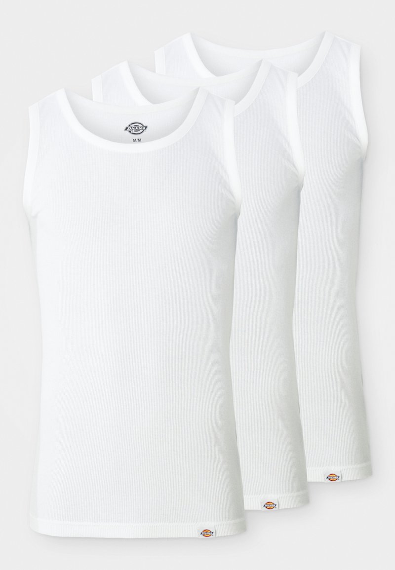 Drei weiße Tanktops aus geripptem Baumwollstoff. Jedes hat einen runden Halsausschnitt und ein kleines Logotag am Saum. Klassisches, einfaches Design.