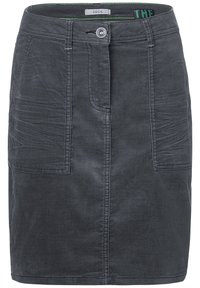 Jupe en denim gris avec fermeture à boutons sur le devant, deux grandes poches et détails cousus. Elle présente une taille avec une doublure intérieure verte.