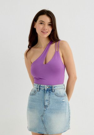 Top violeta de un solo hombro con un escote profundo y tirantes finos, combinado con una minifalda de mezclilla azul claro. Tela suave, diseño ajustado.