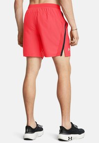 Under Armour LAUNCH - Kurze Sporthose - racer red